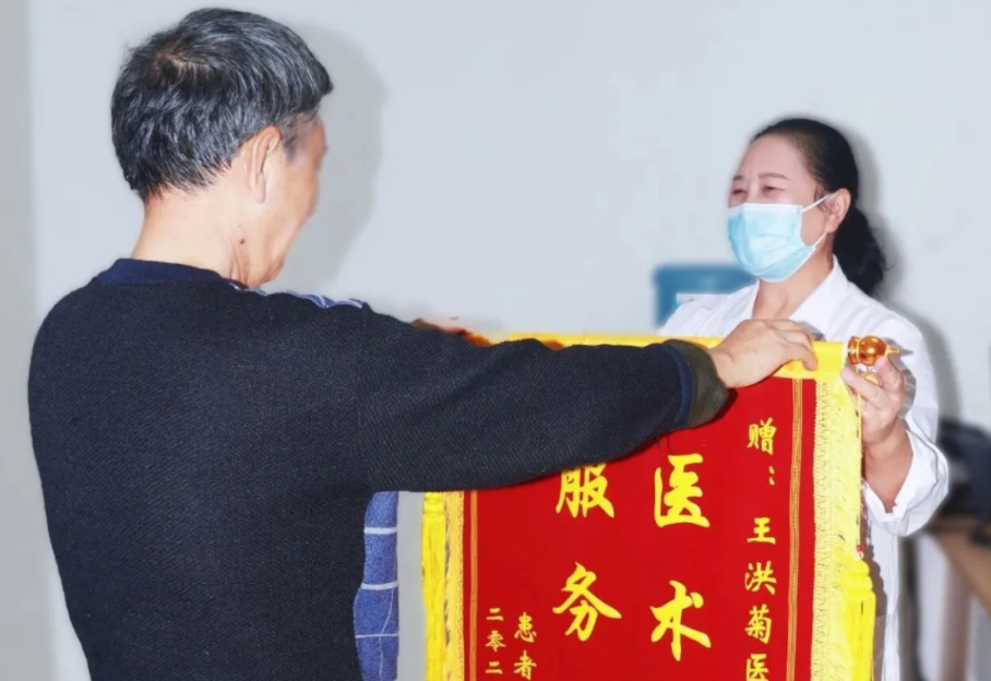 致敬醫(yī)者仁心 | 一面錦旗，一份信賴，一段暖心的醫(yī)患情